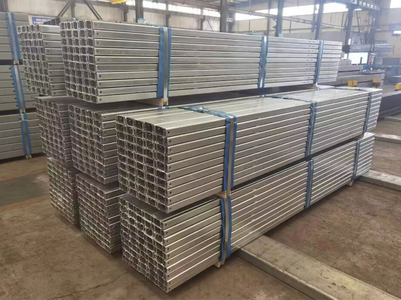 Almacén de canales de acero