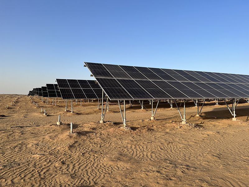 Tornillo de tierra en cliente de instalación de sistema solar fuera de la red en 2021