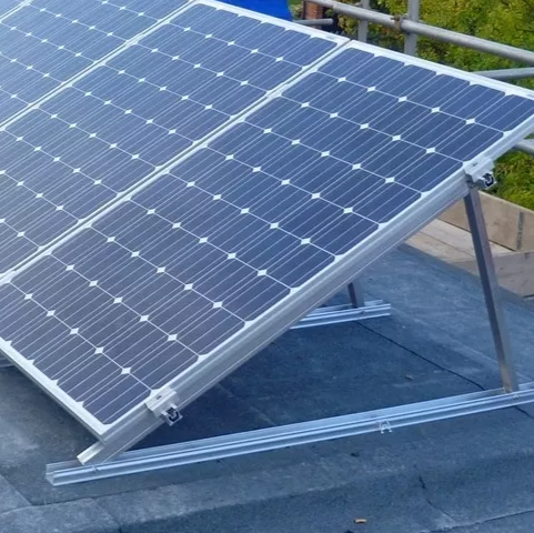 una matriz de panel solar fotovoltaico