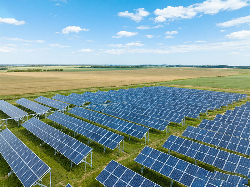 Aplicación de zinc-aluminio-magnesio (Zn-al-MG) en sistemas de montaje en tierra solar