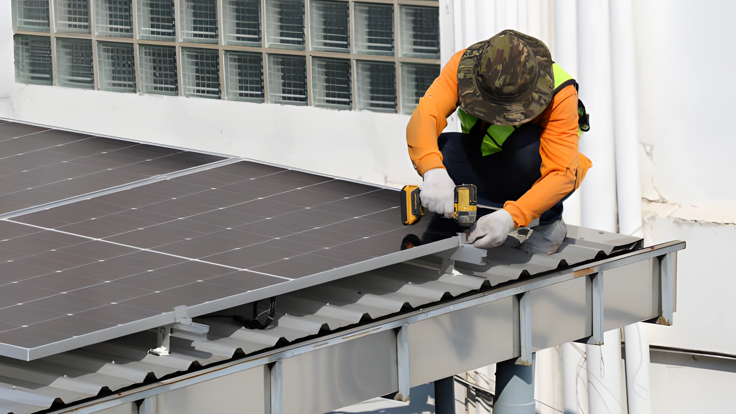 Sistemas solares montados en el techo versus sistemas solares montados en el suelo: pros, contras y las mejores aplicaciones