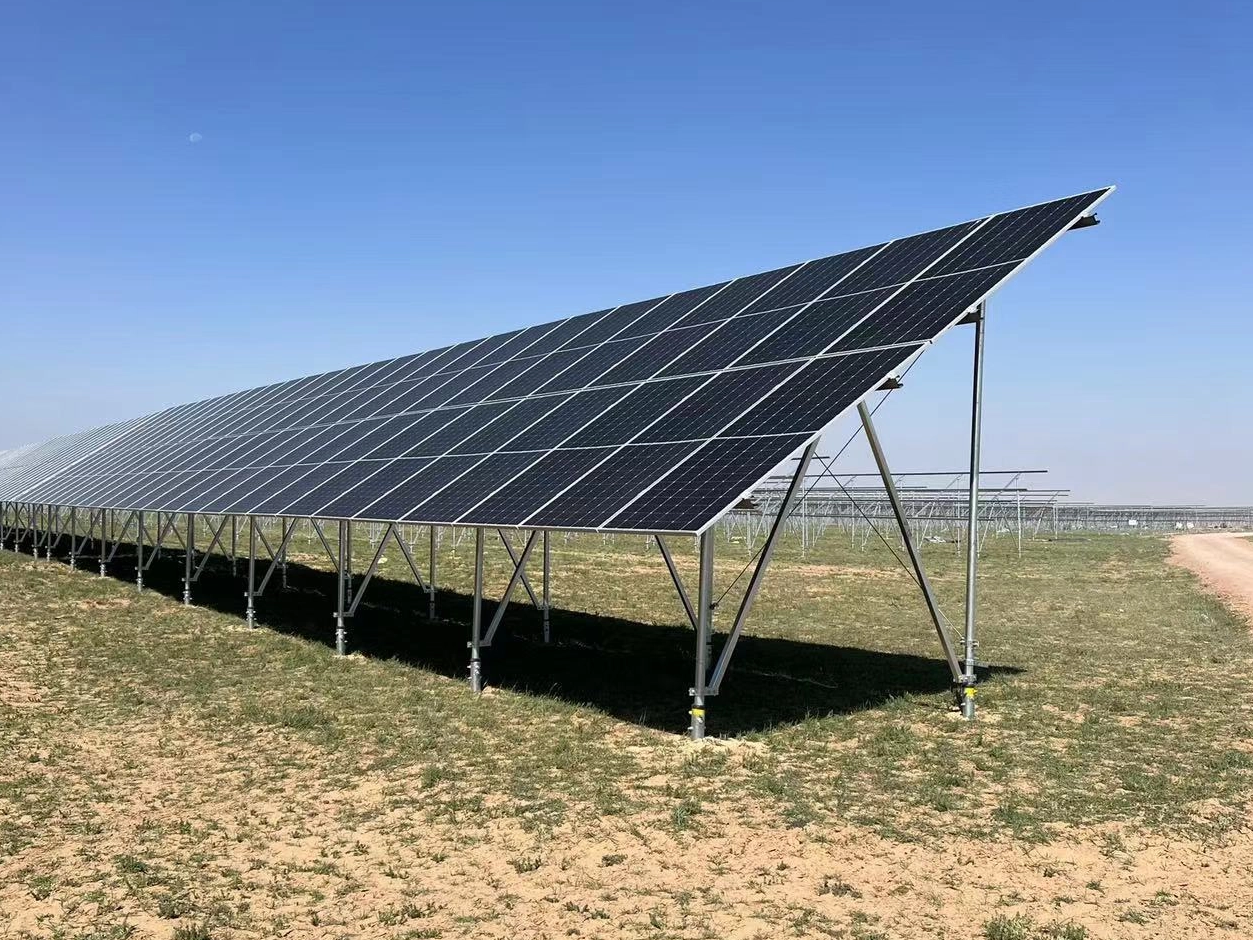 ¿Cuáles son las soluciones para instalar soportes de tierra en terreno inclinado?