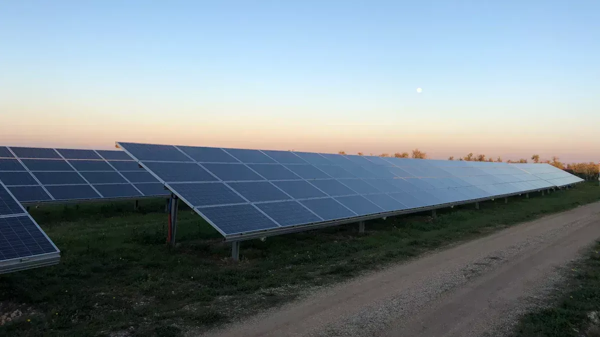 Pros y contras de los paneles solares de montaje en tierra