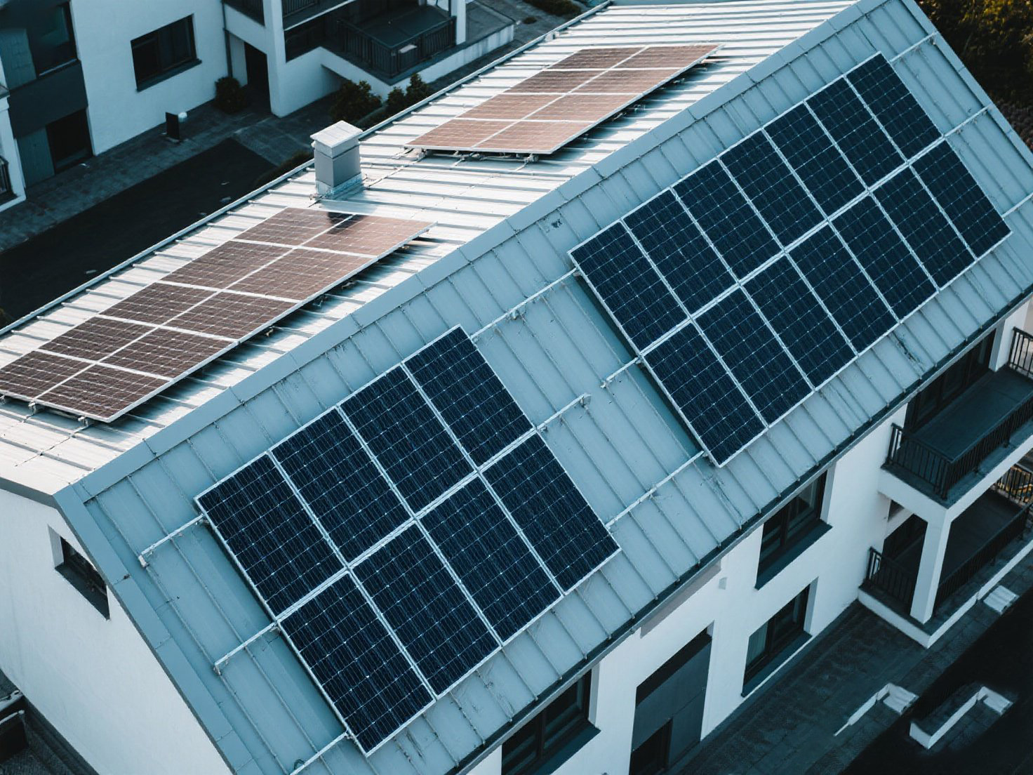 Consideraciones de diseño clave para sistemas de montaje solar en diferentes tipos de techos